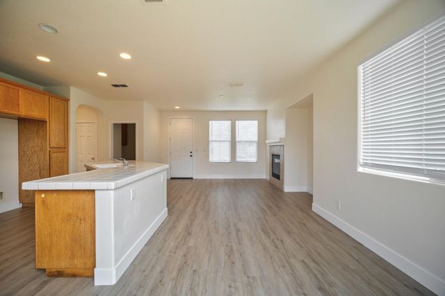 417 Arlingdale Cir, Rio Linda, CA 95673