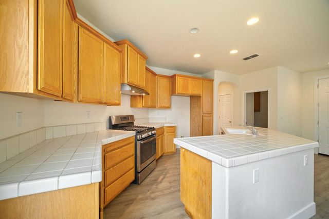 417 Arlingdale Cir, Rio Linda, CA 95673