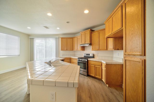 417 Arlingdale Cir, Rio Linda, CA 95673