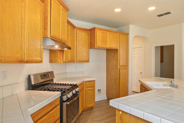 417 Arlingdale Cir, Rio Linda, CA 95673