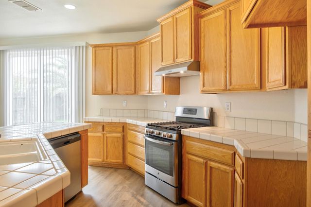 417 Arlingdale Cir, Rio Linda, CA 95673