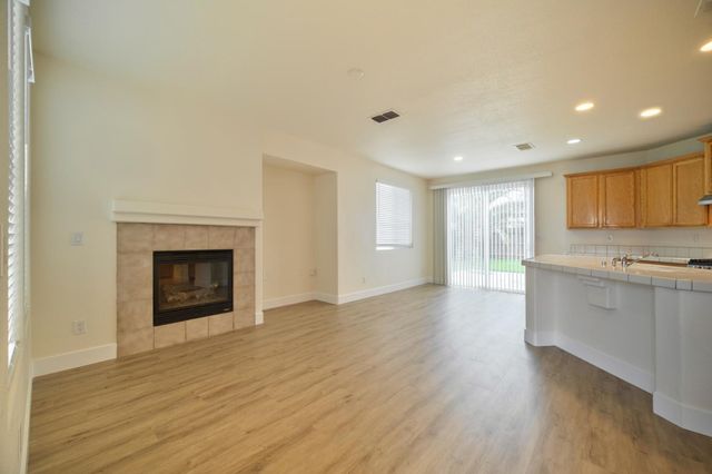 417 Arlingdale Cir, Rio Linda, CA 95673