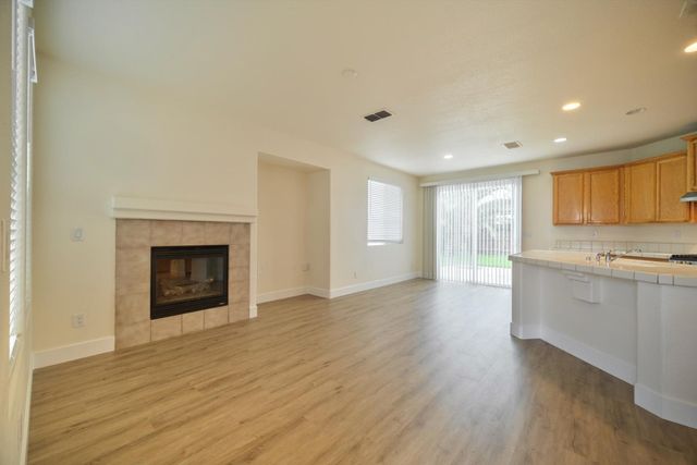 417 Arlingdale Cir, Rio Linda, CA 95673