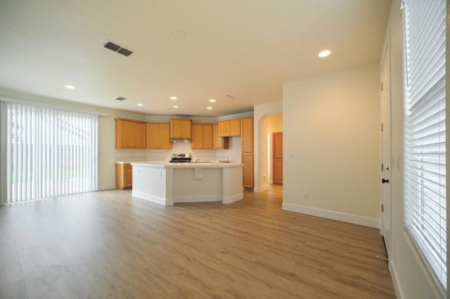 417 Arlingdale Cir, Rio Linda, CA 95673