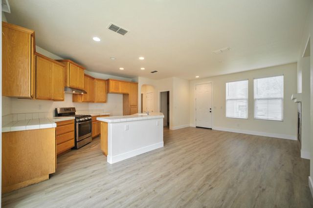 417 Arlingdale Cir, Rio Linda, CA 95673