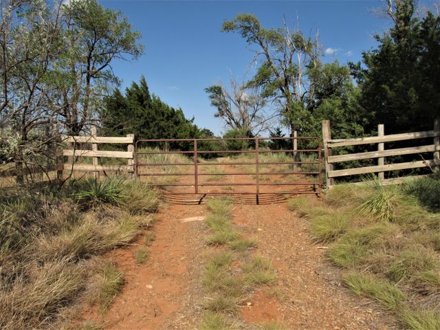 6761 County Rd 11, Shamrock, TX 79079