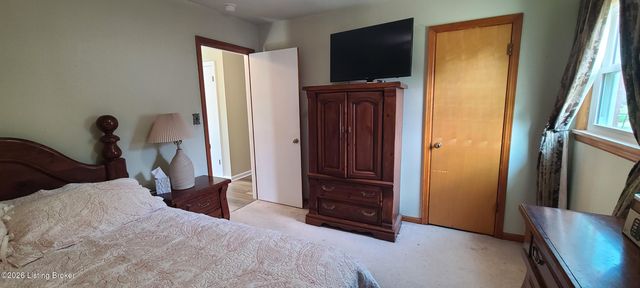 7001 Monty Ln, Louisville, KY 40291