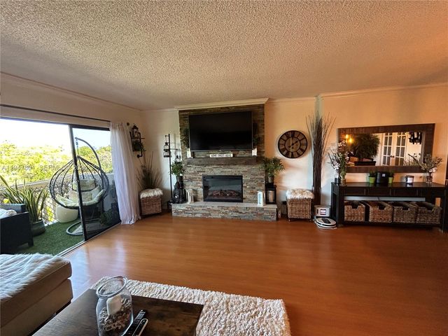 800 NE 195th St 409, Miami, FL 33179