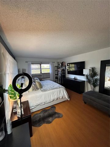 800 NE 195th St 409, Miami, FL 33179