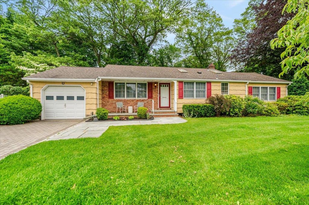 19 Daywood Court, East Northport, NY 11731
