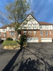 204 Thornberry Cir, Mt Lebanon, PA 15234