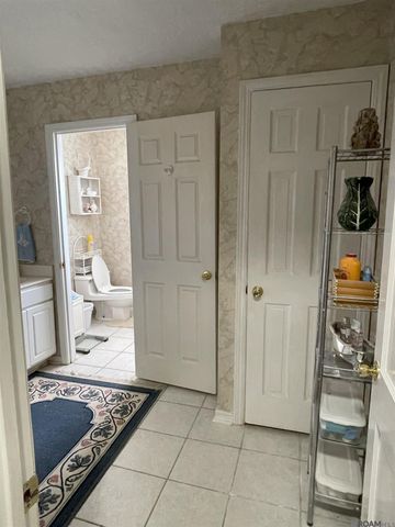 4924 Sanford St, Metairie, LA 70006