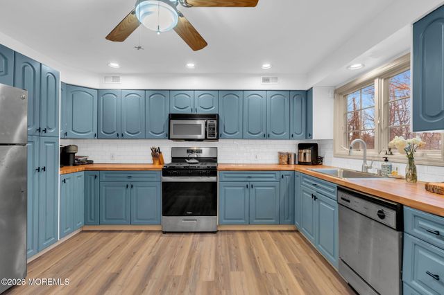 34 Southview Terrace, Middletown, NJ 07748