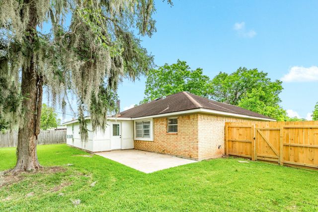 105 Sugar Cane Trace, Lake Jackson, TX 77566