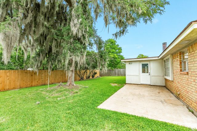 105 Sugar Cane Trace, Lake Jackson, TX 77566