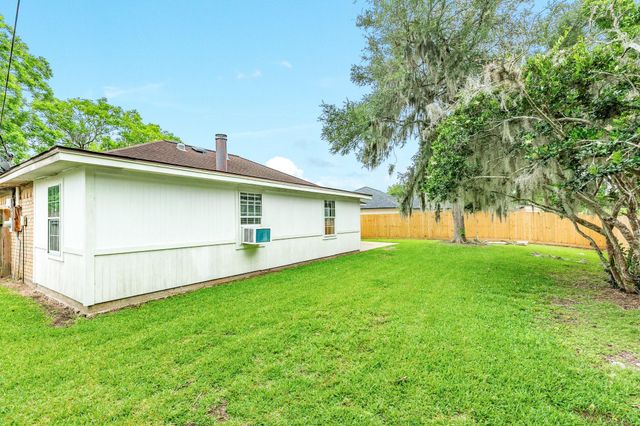 105 Sugar Cane Trace, Lake Jackson, TX 77566