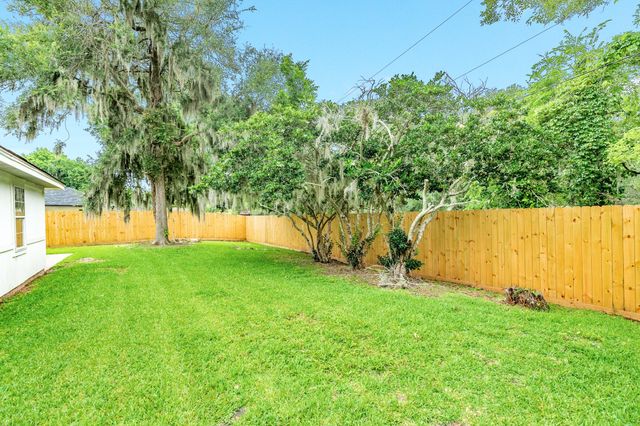 105 Sugar Cane Trace, Lake Jackson, TX 77566