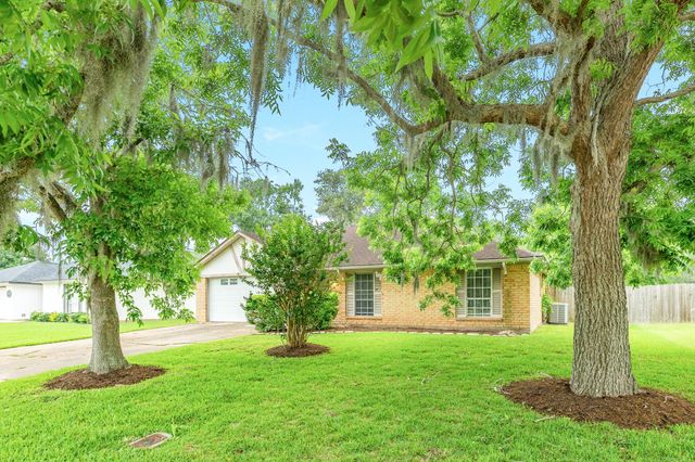 105 Sugar Cane Trace, Lake Jackson, TX 77566