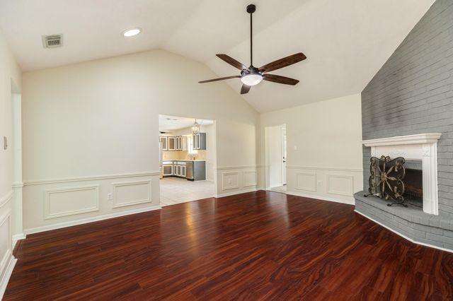 105 Sugar Cane Trace, Lake Jackson, TX 77566