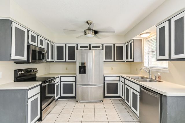 105 Sugar Cane Trace, Lake Jackson, TX 77566