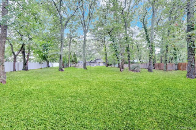 53 Chestnut Street, Mount Sinai, NY 11766