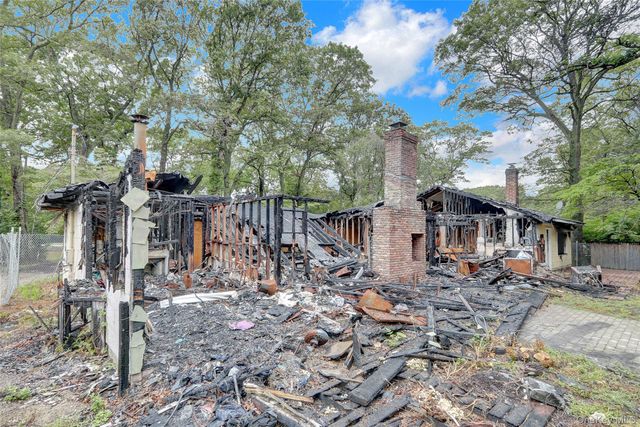 53 Chestnut Street, Mount Sinai, NY 11766