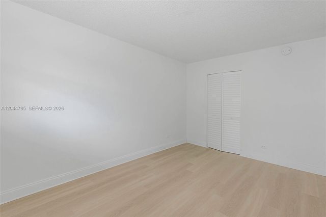 445 NE 195th St 326, Miami, FL 33179