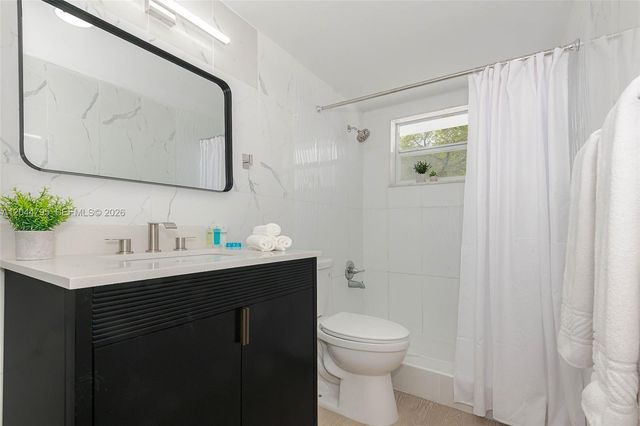 445 NE 195th St 326, Miami, FL 33179