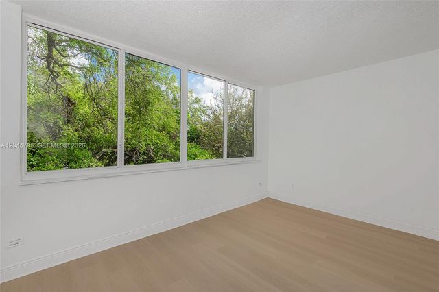 445 NE 195th St 326, Miami, FL 33179
