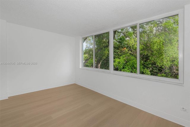 445 NE 195th St 326, Miami, FL 33179