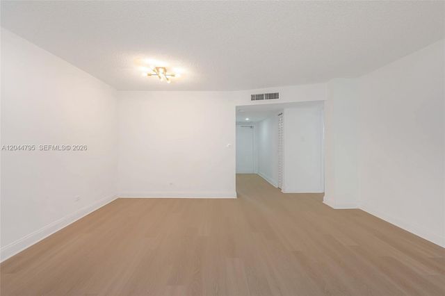 445 NE 195th St 326, Miami, FL 33179