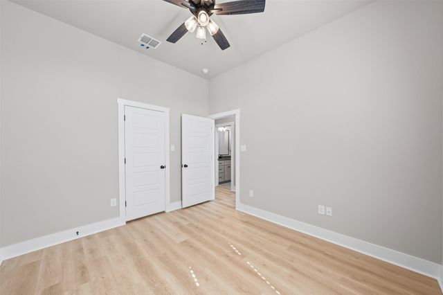 825 Forward Pass Drive, Hewitt, TX 76643