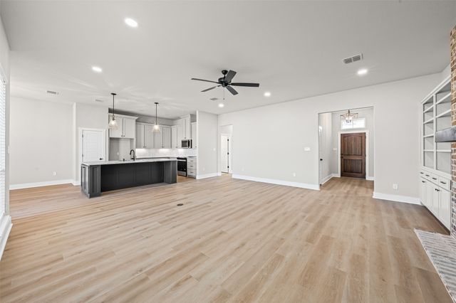 825 Forward Pass Drive, Hewitt, TX 76643