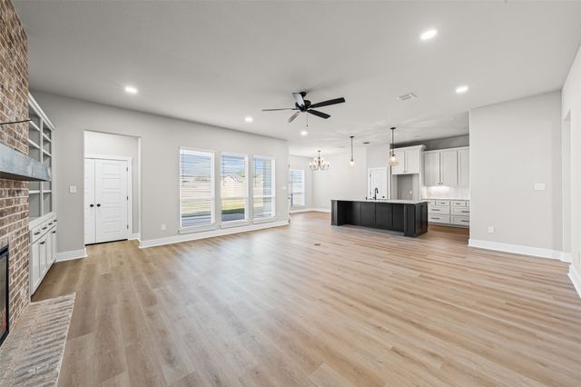 825 Forward Pass Drive, Hewitt, TX 76643