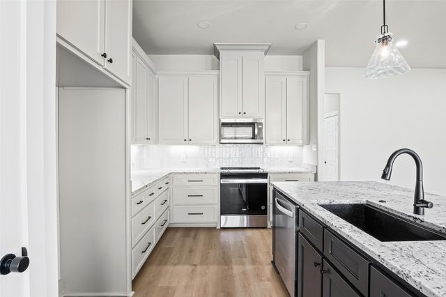 825 Forward Pass Drive, Hewitt, TX 76643