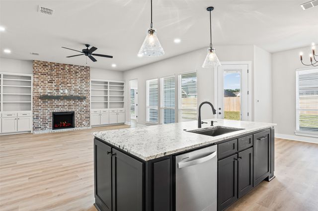 825 Forward Pass Drive, Hewitt, TX 76643