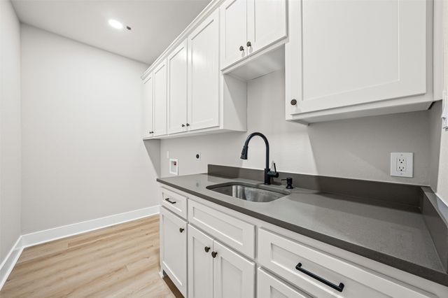 825 Forward Pass Drive, Hewitt, TX 76643