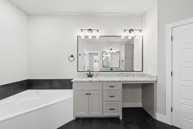 825 Forward Pass Drive, Hewitt, TX 76643