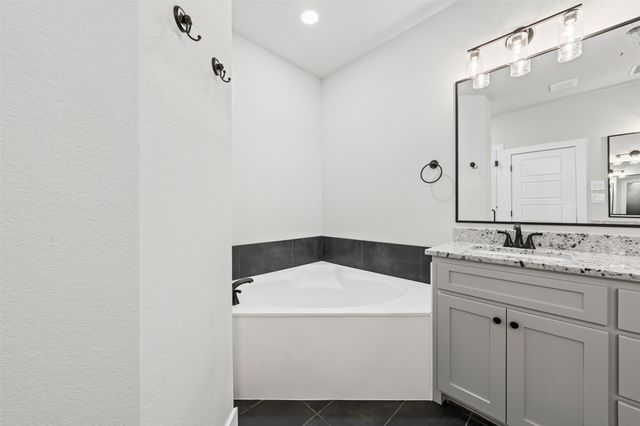 825 Forward Pass Drive, Hewitt, TX 76643