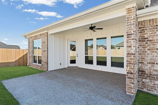 825 Forward Pass Drive, Hewitt, TX 76643