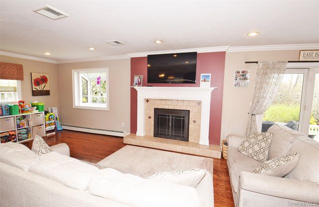 32 Lagoon Place, East Islip, NY 11730