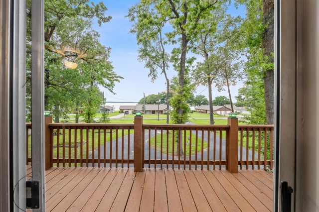 439 Lakeview Harbor, Onalaska, TX 77360