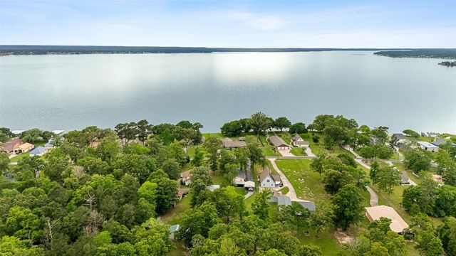439 Lakeview Harbor, Onalaska, TX 77360