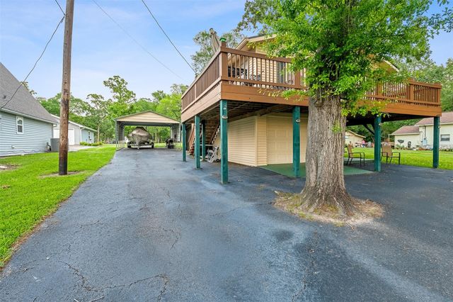 439 Lakeview Harbor, Onalaska, TX 77360