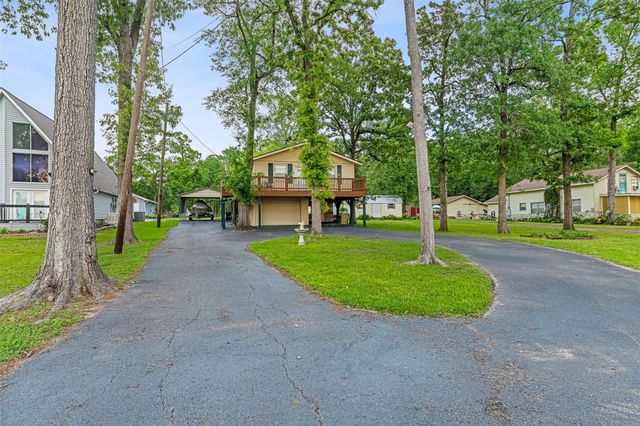 439 Lakeview Harbor, Onalaska, TX 77360