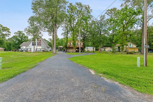 439 Lakeview Harbor, Onalaska, TX 77360