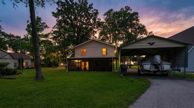 439 Lakeview Harbor, Onalaska, TX 77360