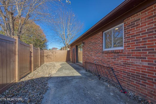 7425 Palmyra Drive, Knoxville, TN 37918