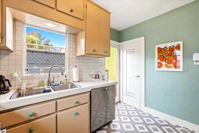 110 W Lewis, San Diego, CA 92103