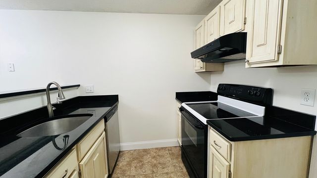 18 Walden Dr 4, Natick, MA 01760